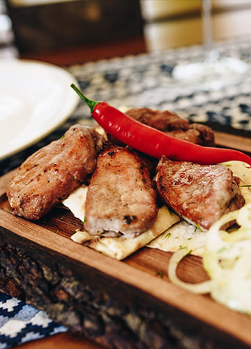 Шашлык или люля-кебаб, приготовленные из разных видов мяса на живом огне в рамках грузинского мангал-меню